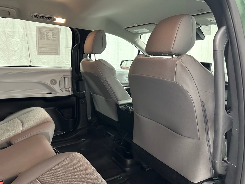 Used 2025 Toyota Sienna LE FWD image 58