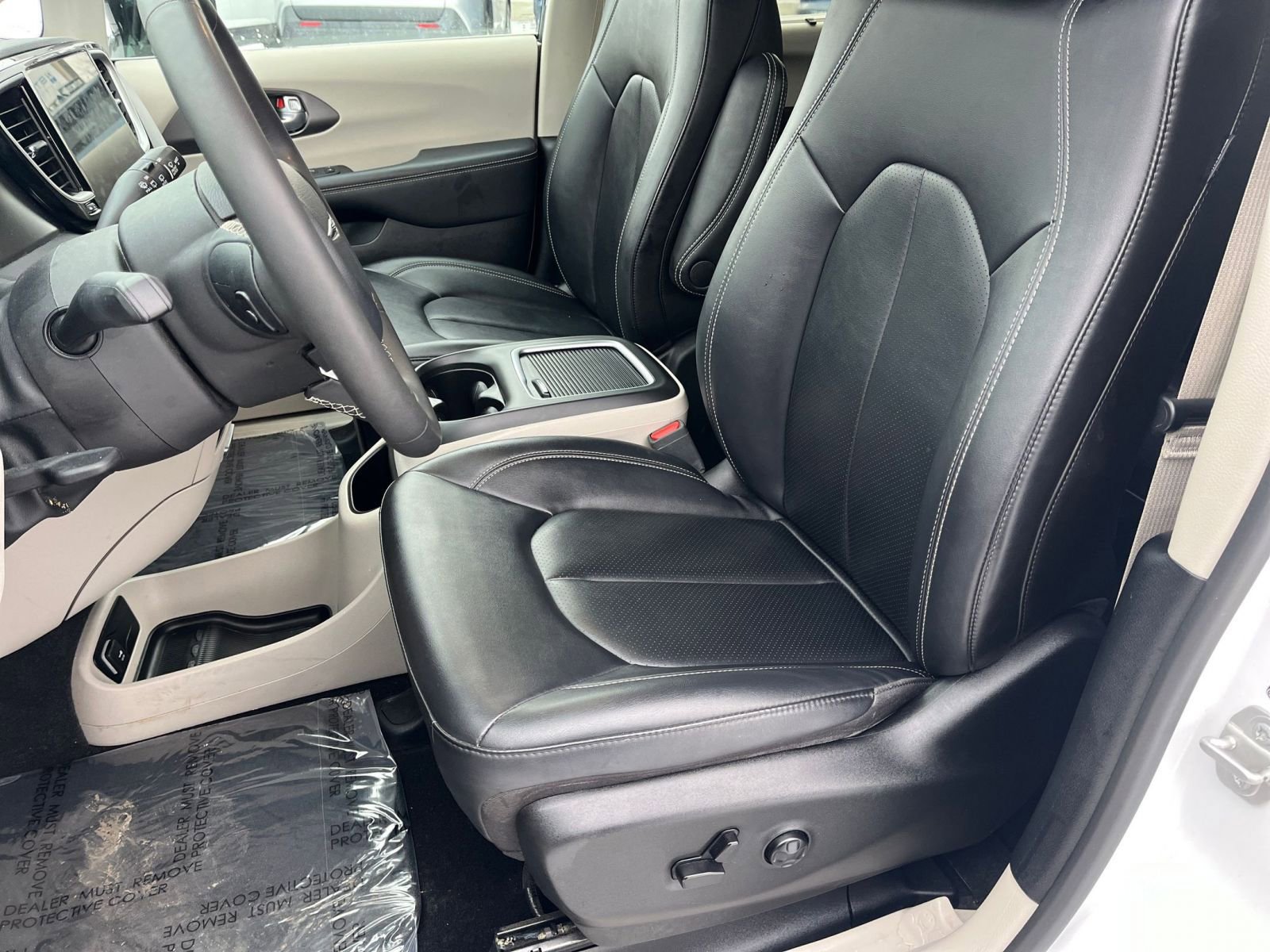 Used 2024 Chrysler Pacifica Touring-L image 25