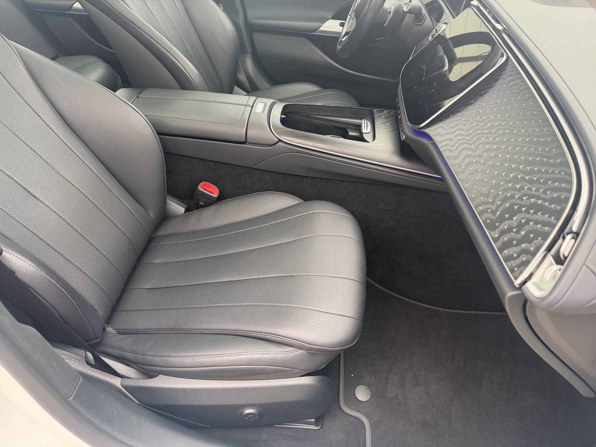 Used 2025 Mercedes-Benz E 350 Sedan w/ Winter Package image 10