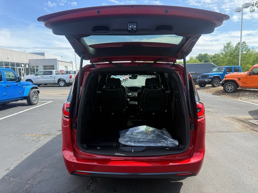 New 2027 Chrysler Pacifica Limited AWD/4WD image 44