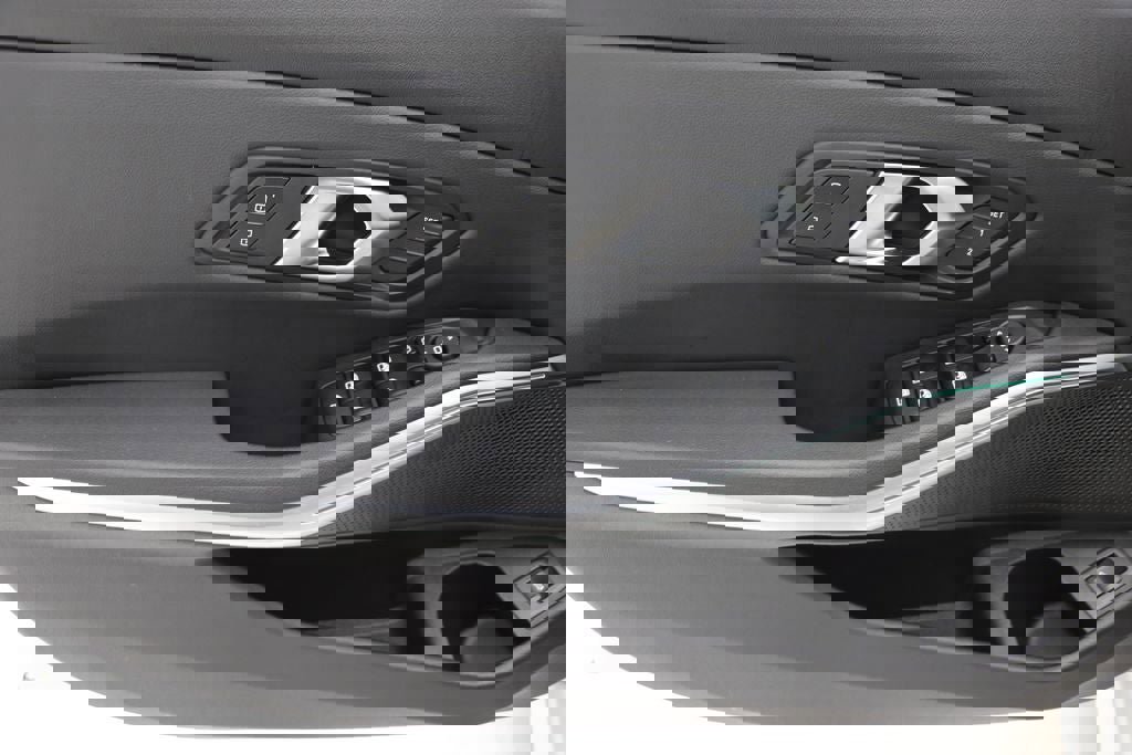 Used 2024 BMW 330i xDrive Sedan w/ Convenience Package image 15