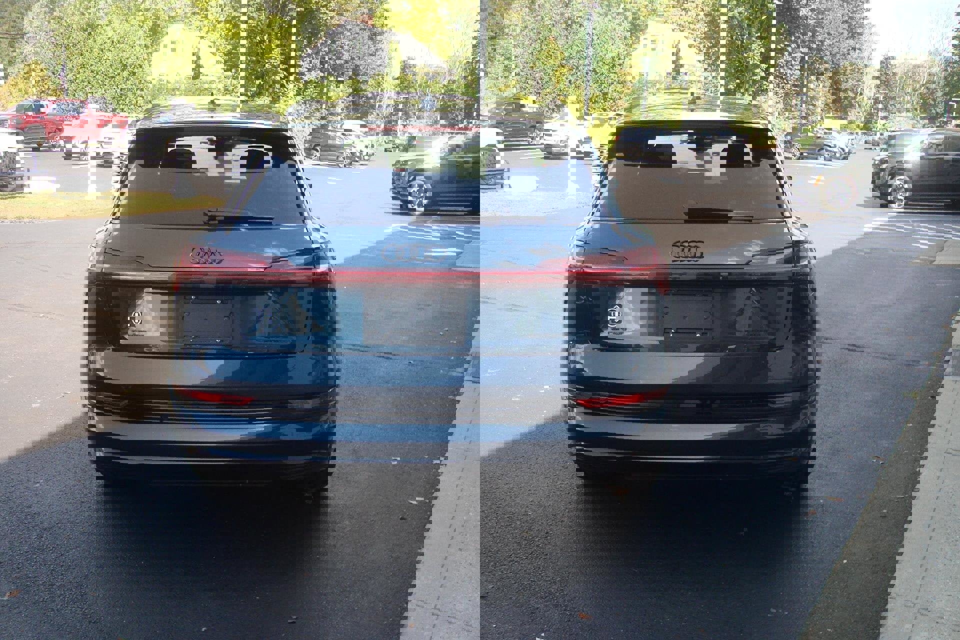 Used 2022 Audi e-tron Premium Plus image 22