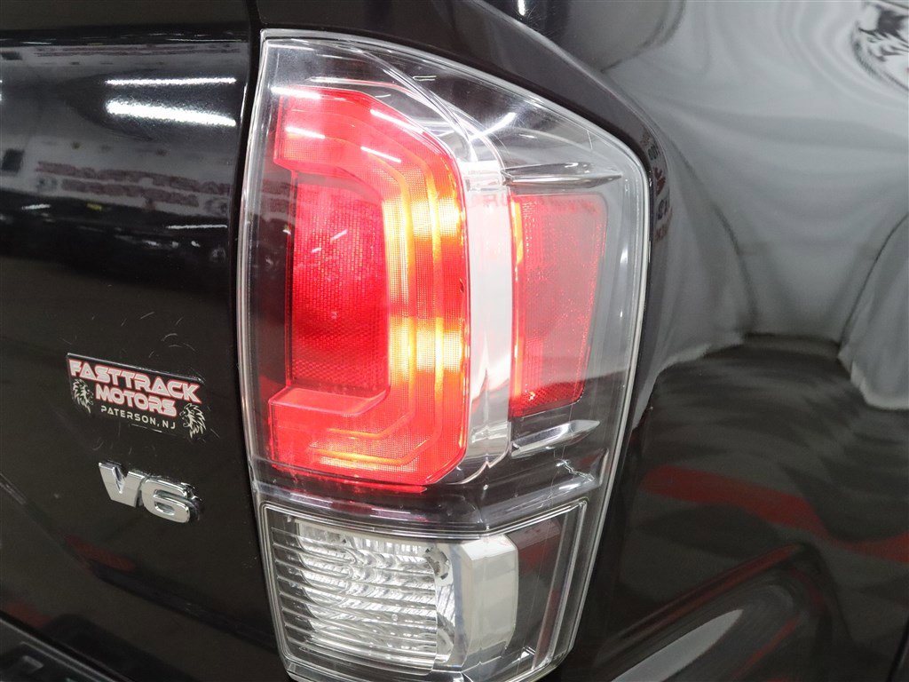 Used 2021 Toyota Tacoma Limited AWD/4WD image 8