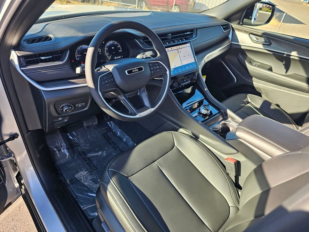 New 2025 Jeep Grand Cherokee Limited w/ Black Appearance Package AWD/4WD image 2