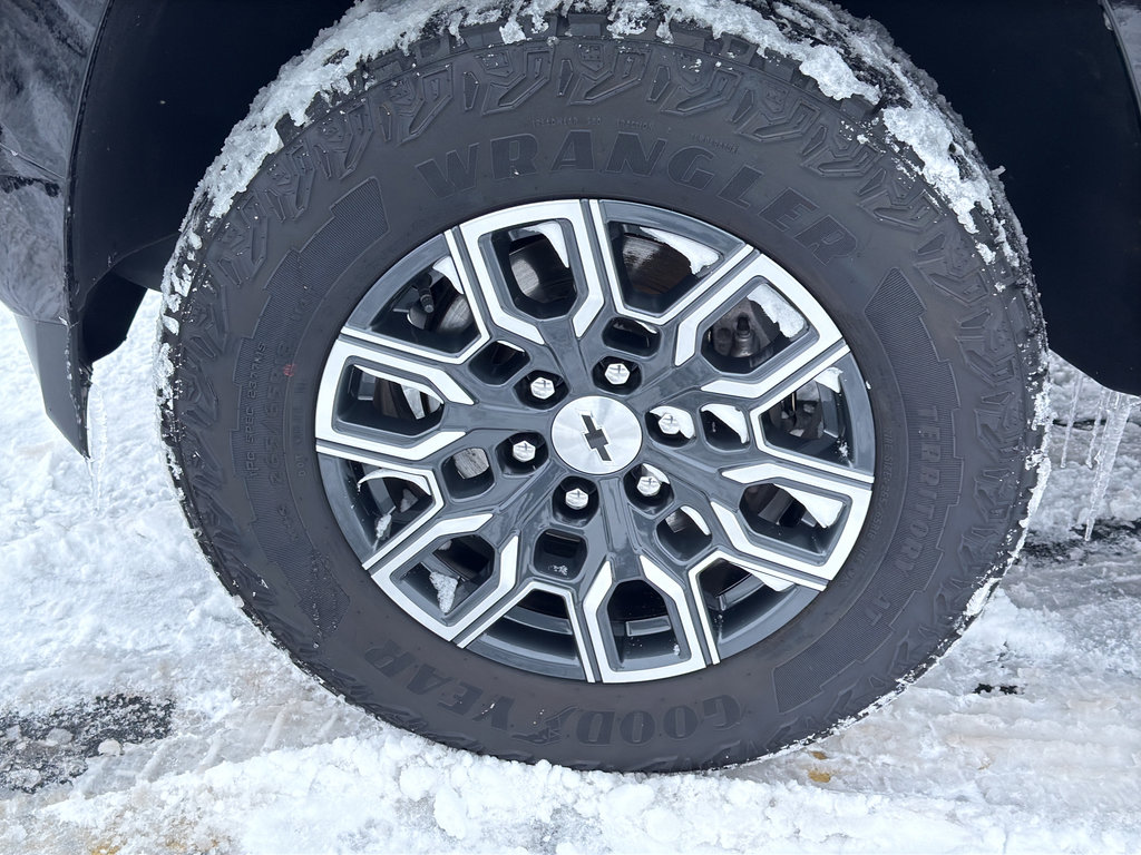 Used 2024 Chevrolet Colorado Z71 w/ Z71 Convenience Package 2 image 9