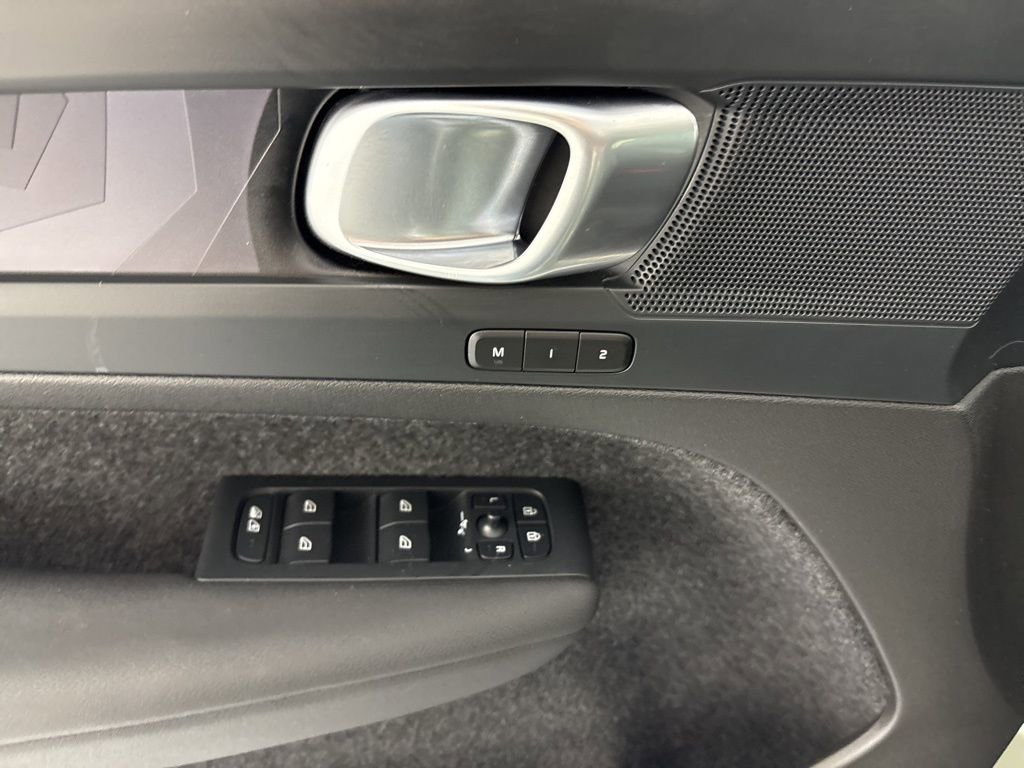 Used 2023 Volvo C40 P8 Recharge Plus image 22