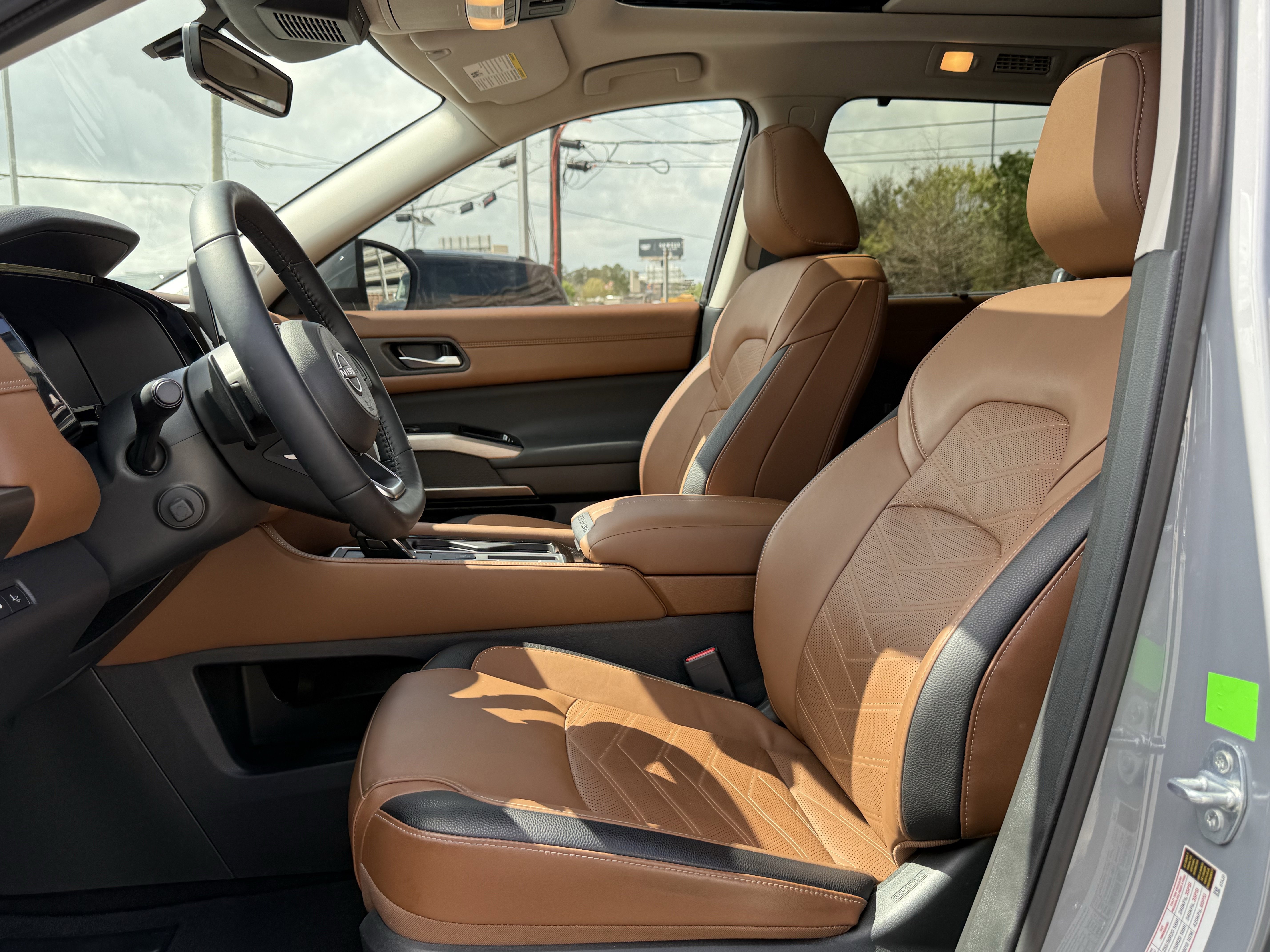 Used 2025 Nissan Pathfinder Platinum w/ Cargo Package image 11