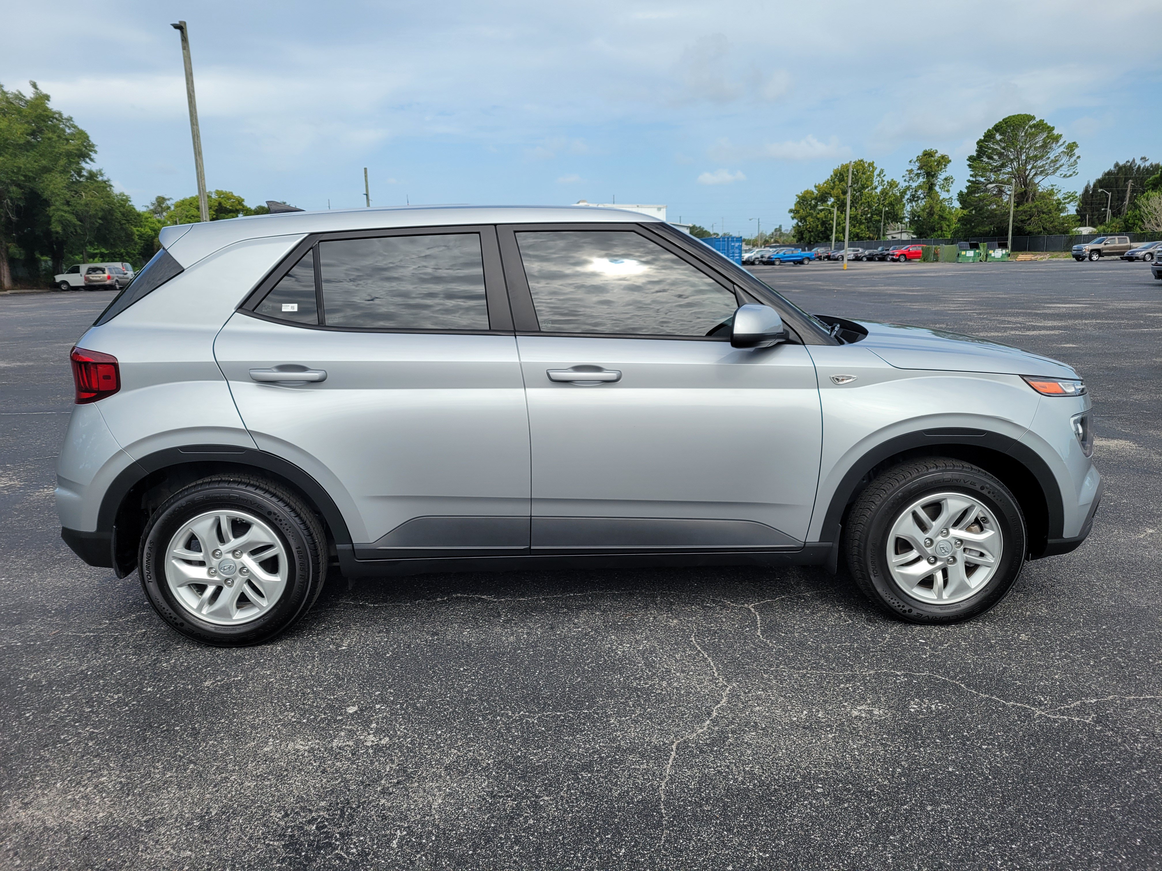 Used 2021 Hyundai Venue SE FWD image 4