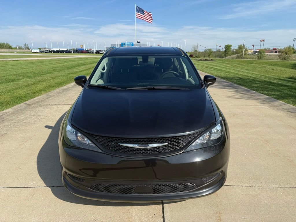 Used 2022 Chrysler Voyager LX FWD image 11