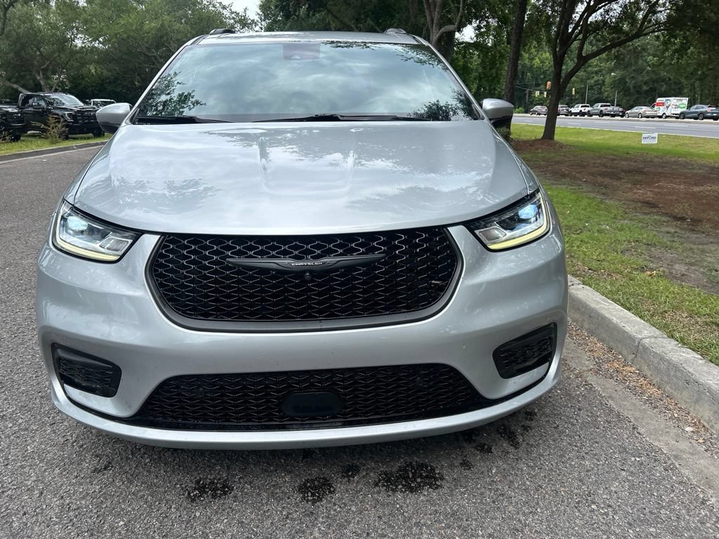 Used 2023 Chrysler Pacifica Touring-L w/ Uconnect Theater Family Group FWD image 3