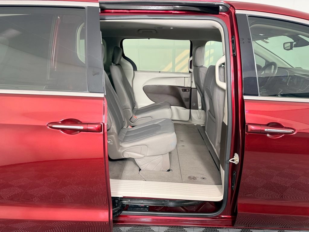 Used 2018 Chrysler Pacifica Touring Plus FWD image 29