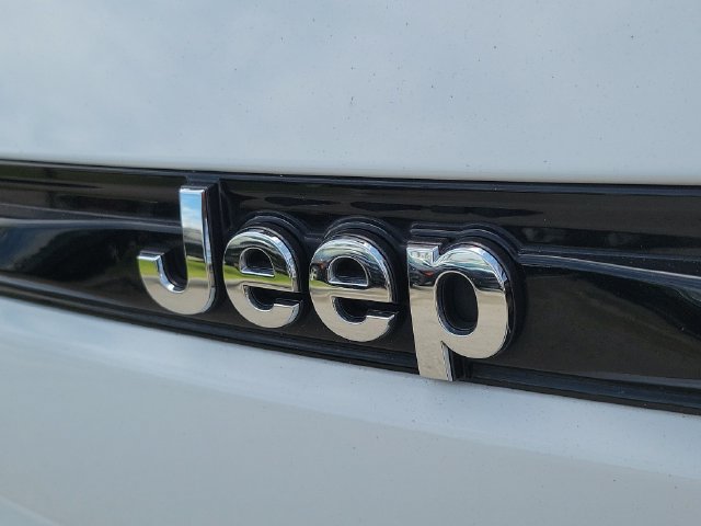 Used 2023 Jeep Grand Cherokee Overland w/ Luxury Tech Group IV RWD image 8