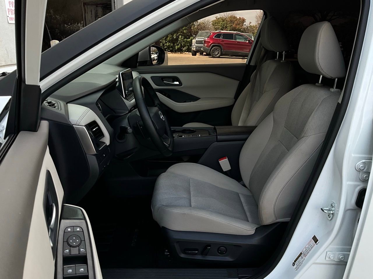 Used 2025 Nissan Rogue SV image 10