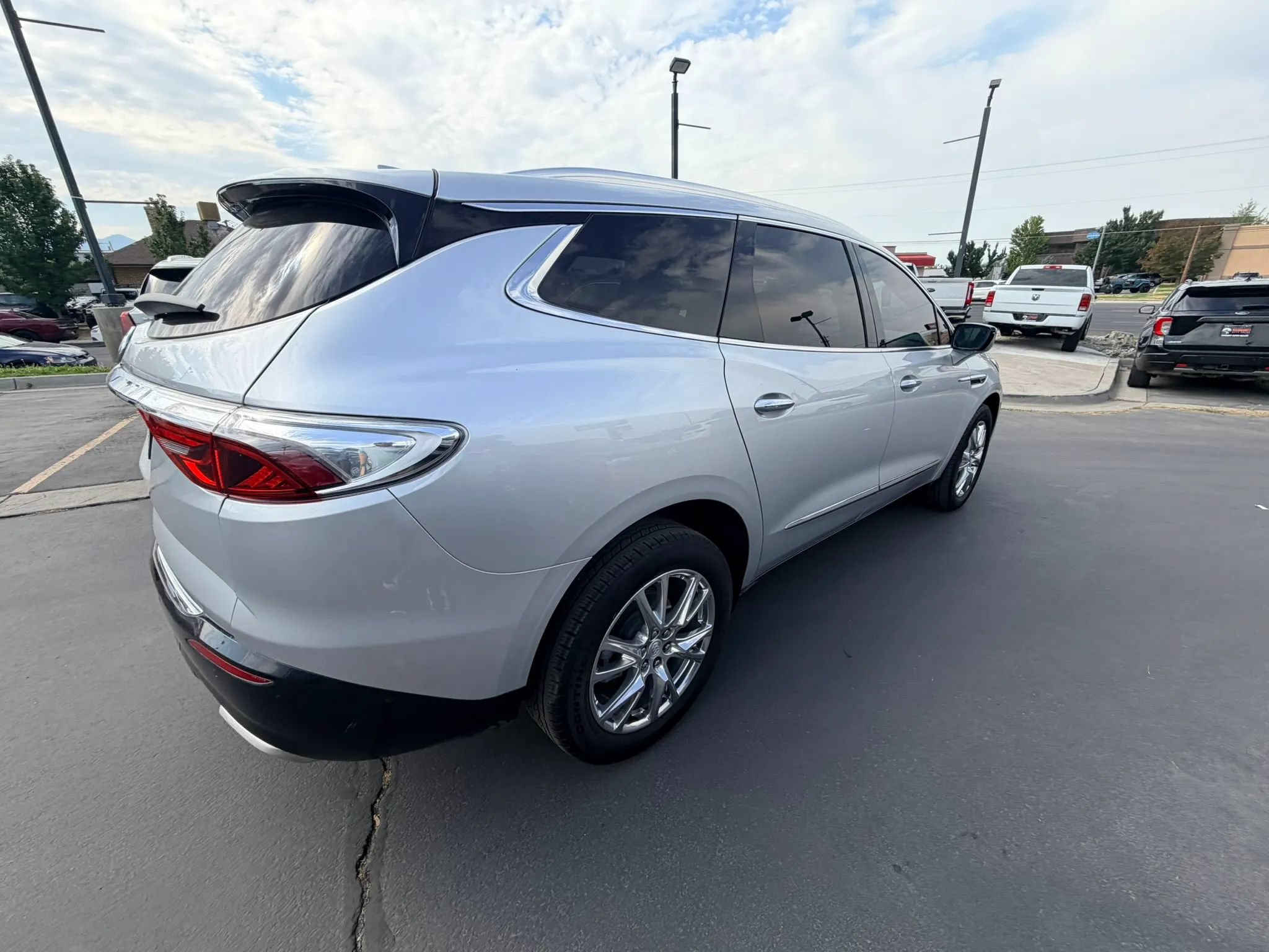 Used 2022 Buick Enclave Premium w/ Surround and Sites Package AWD/4WD image 4