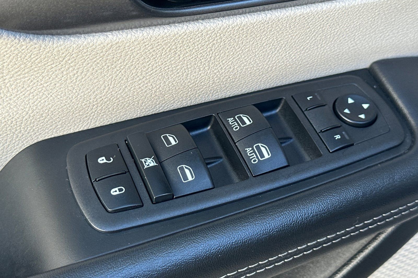 Used 2023 Chrysler Pacifica Touring-L image 12