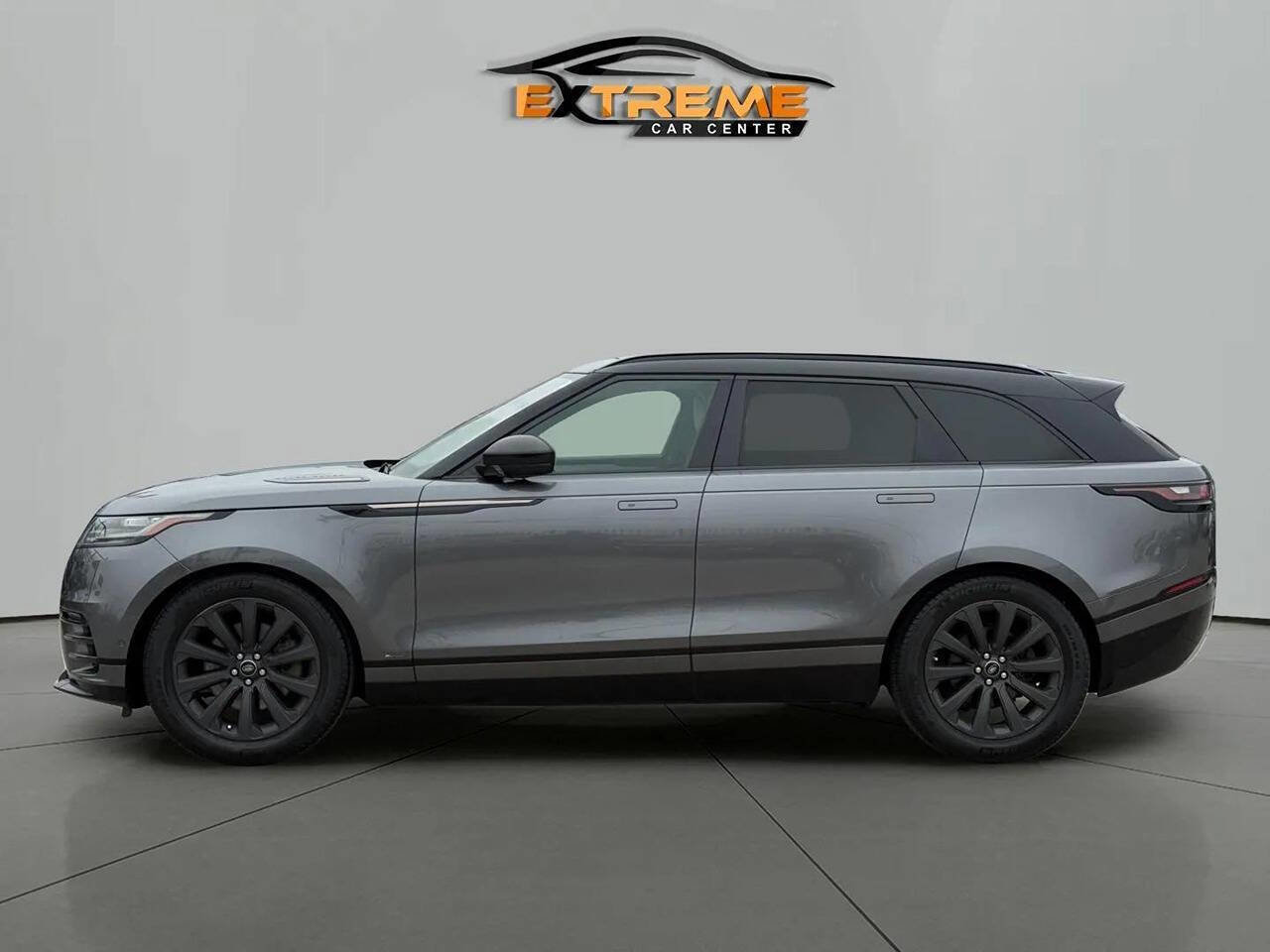 Used 2018 Land Rover Range Rover Velar R-Dynamic SE AWD/4WD image 3