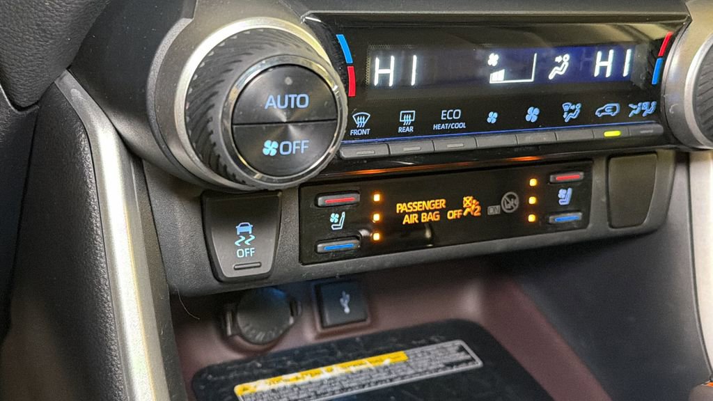 Used 2020 Toyota RAV4 Limited image 31