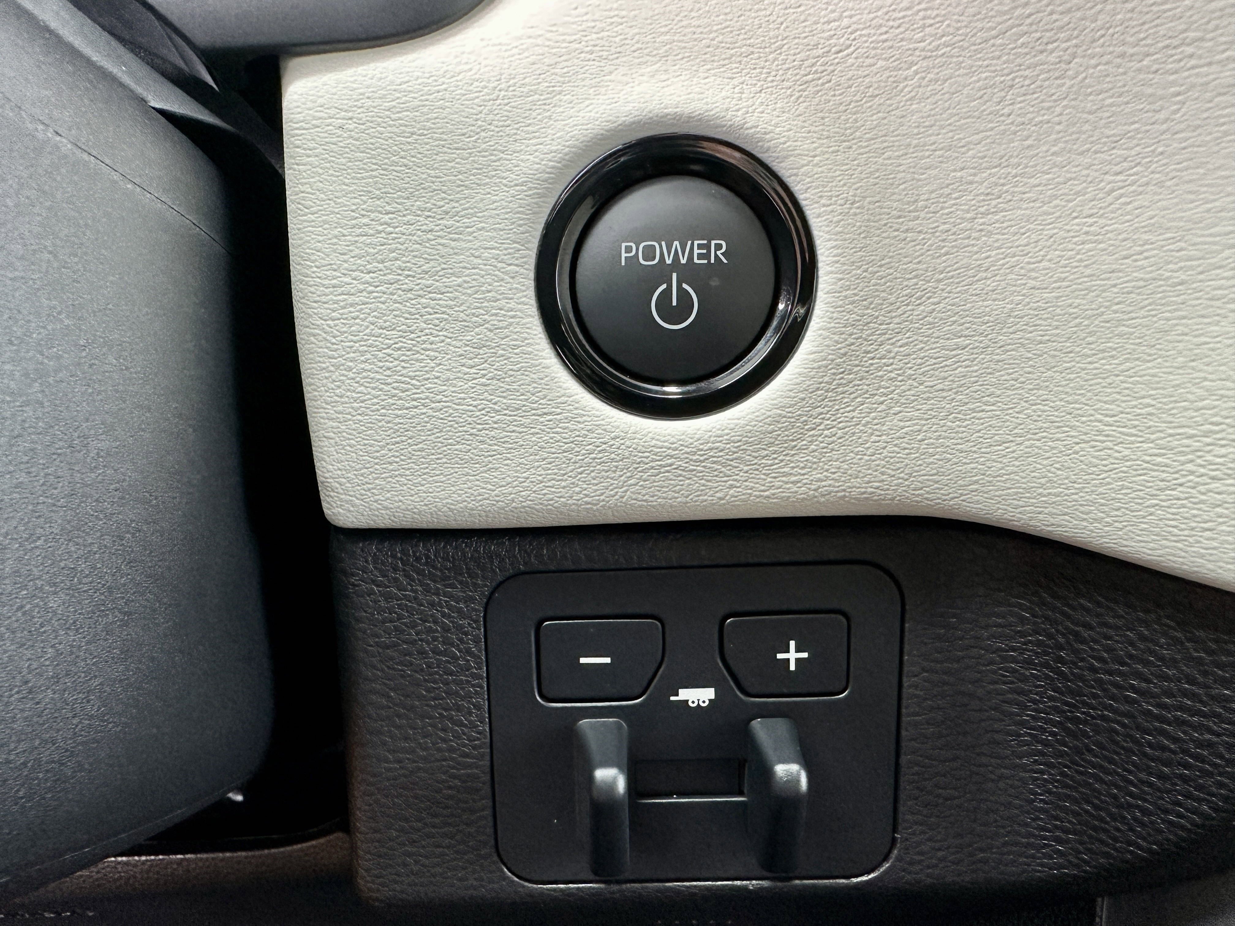 Used 2025 Toyota Sequoia Capstone image 32