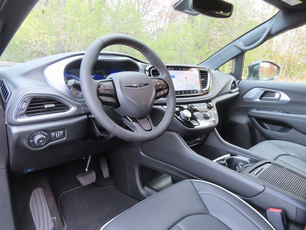 New 2026 Chrysler Pacifica Limited w/ Uconnect Theater Family Group image 23