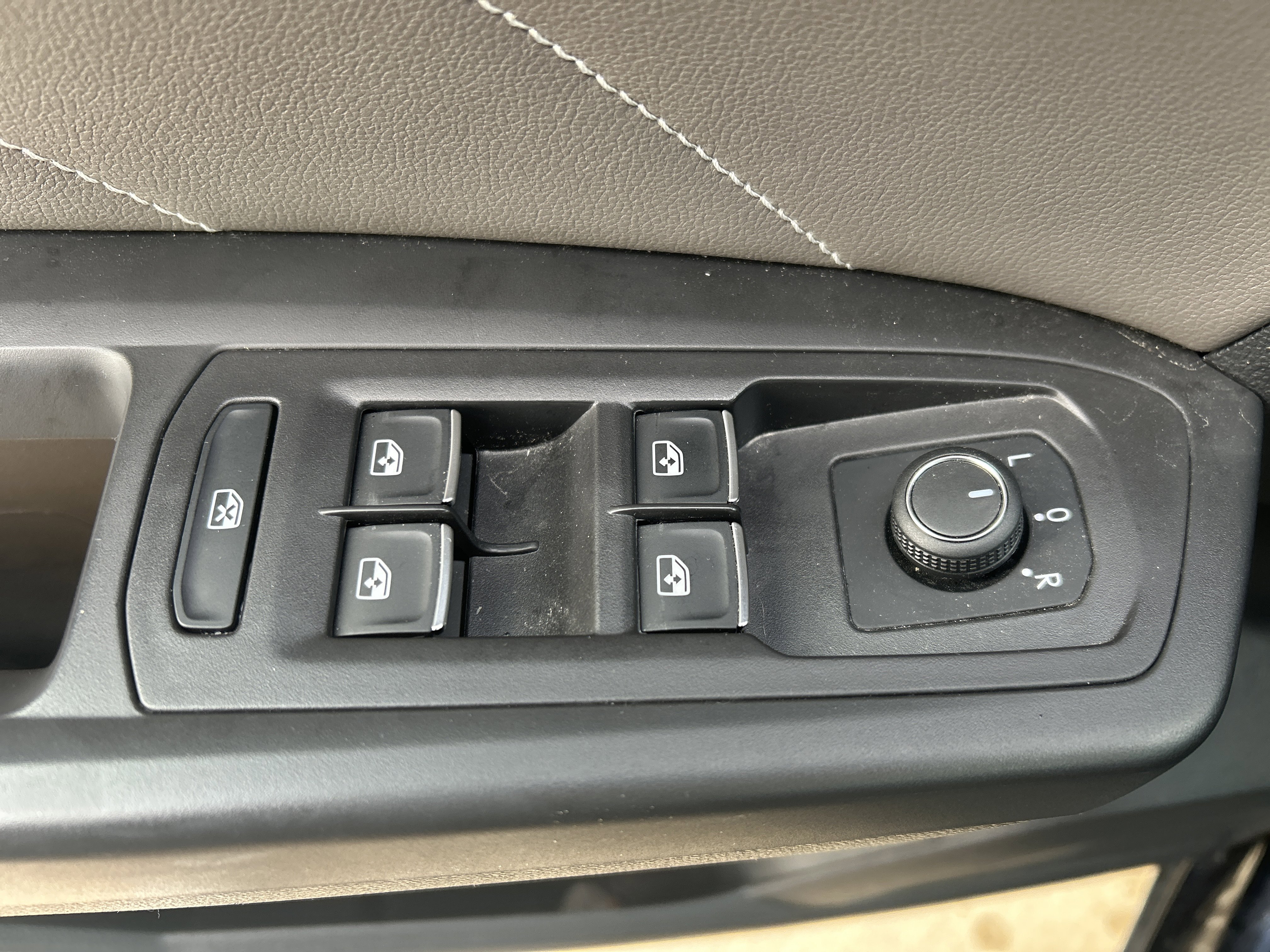 Used 2023 Volkswagen Atlas Cross Sport SEL image 11