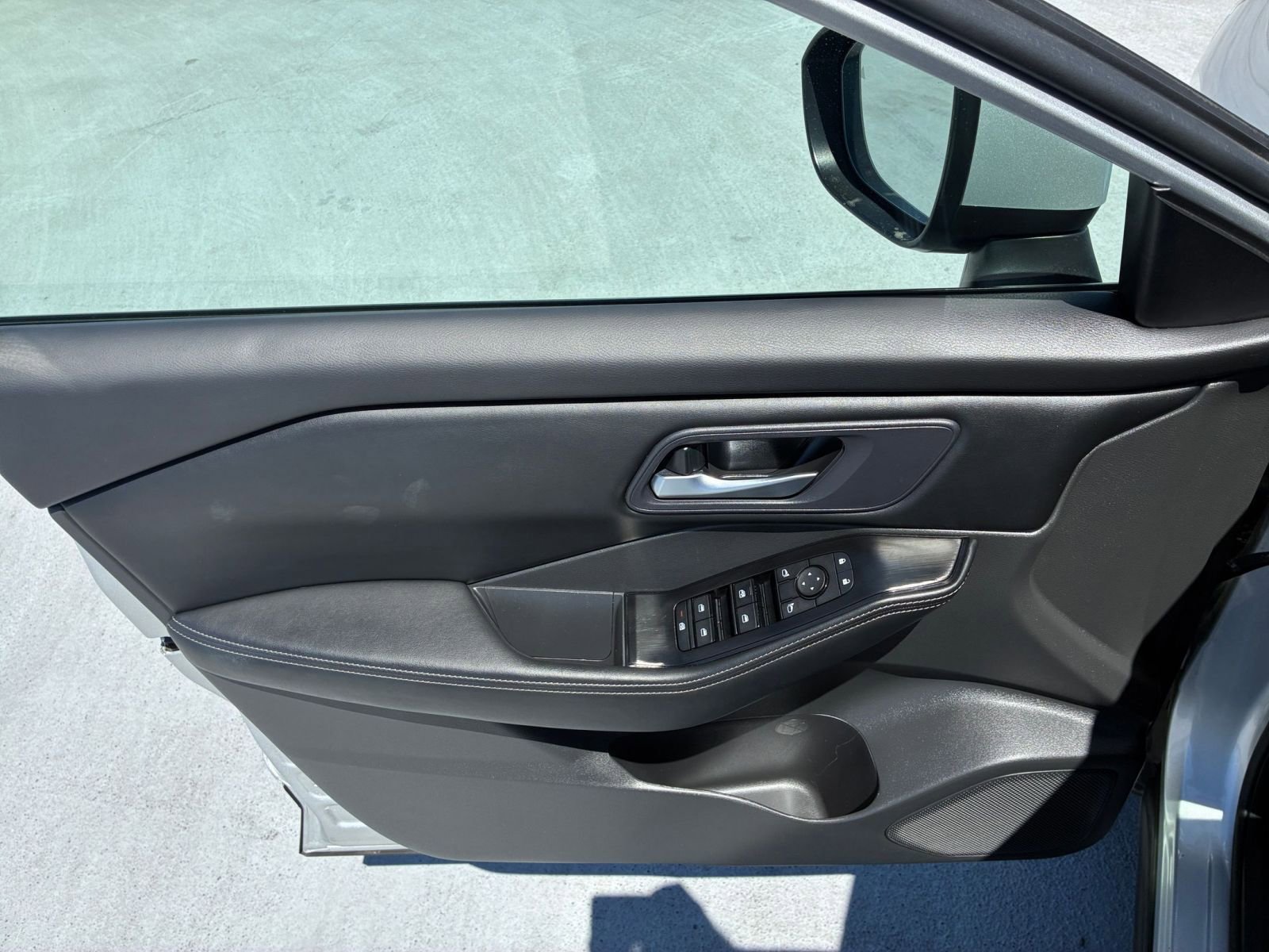 Used 2025 Nissan Rogue SV FWD image 18