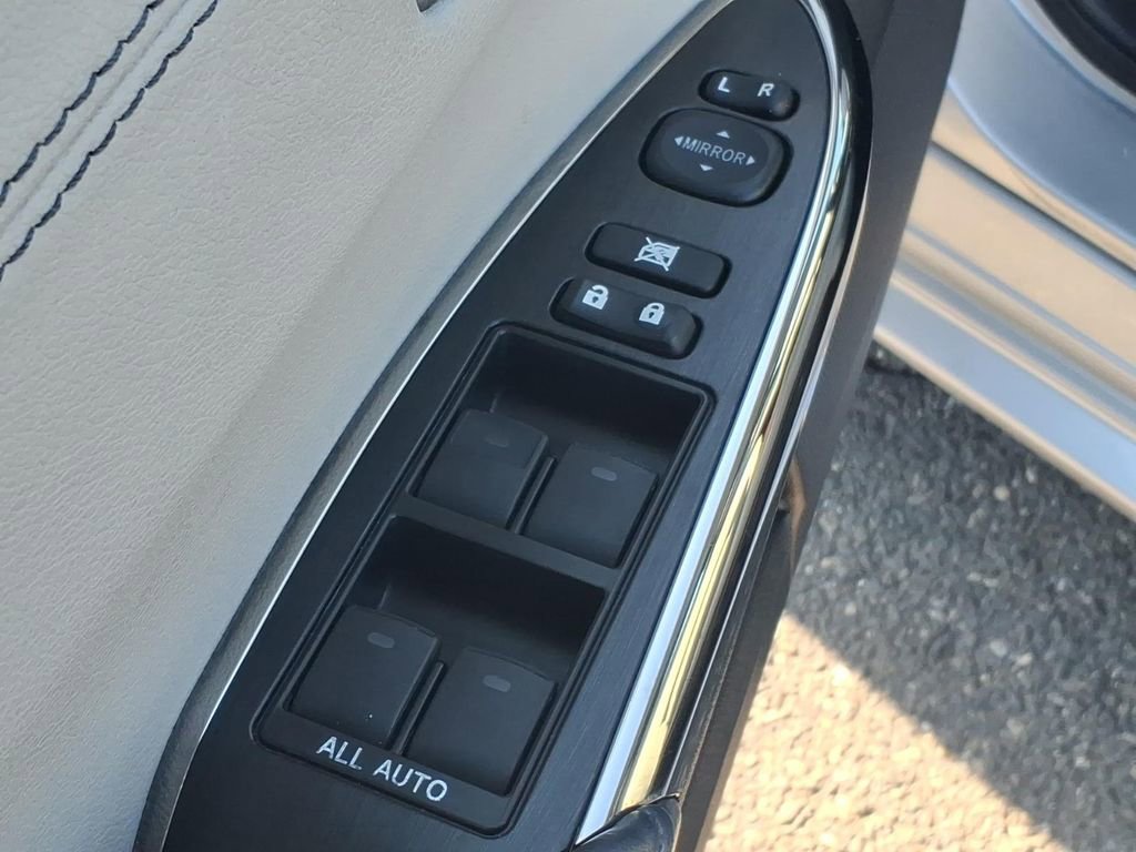 Used 2013 Toyota Avalon Limited image 12