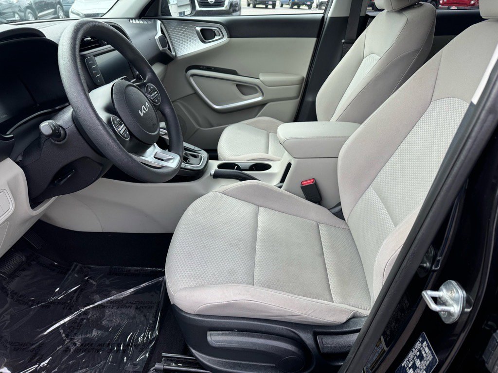 Used 2023 Kia Soul LX w/ LX Technology Package image 16