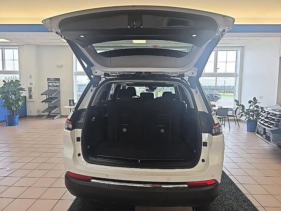 Used 2023 Jeep Grand Cherokee L Laredo w/ Luxury Tech Group I AWD/4WD image 30