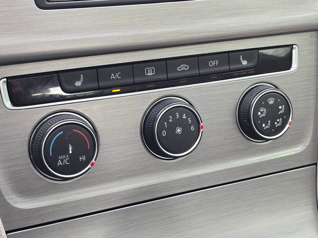 Used 2016 Volkswagen Golf SE image 33