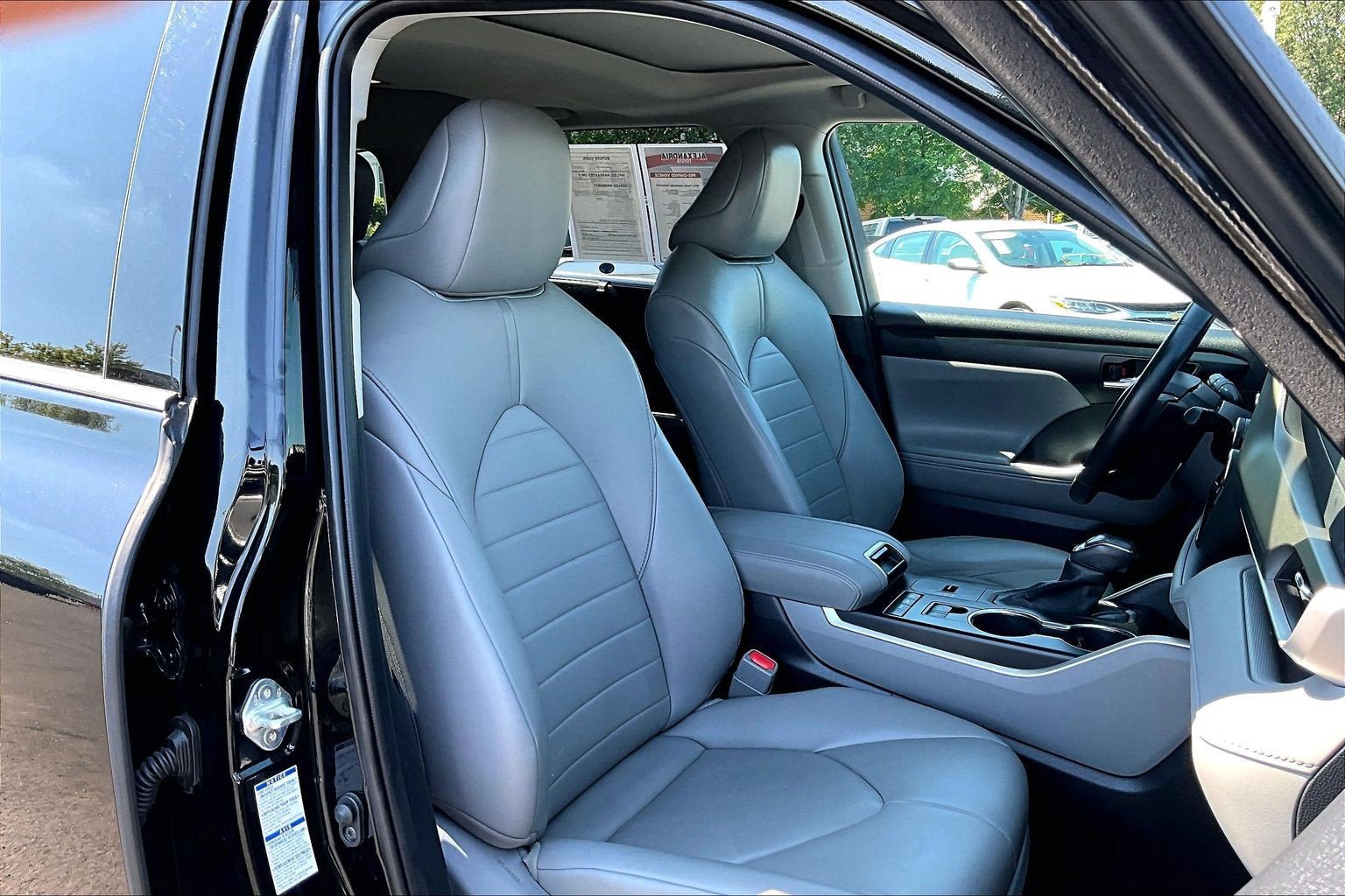 Used 2021 Toyota Highlander XLE AWD/4WD image 7