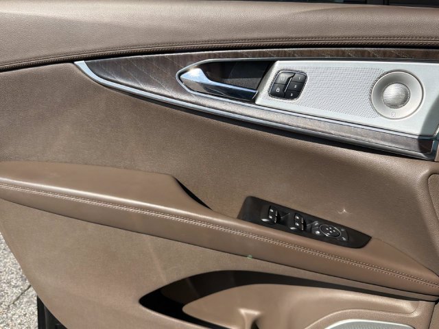 Used 2016 Lincoln MKX Reserve w/ Luxury Package FWD image 16