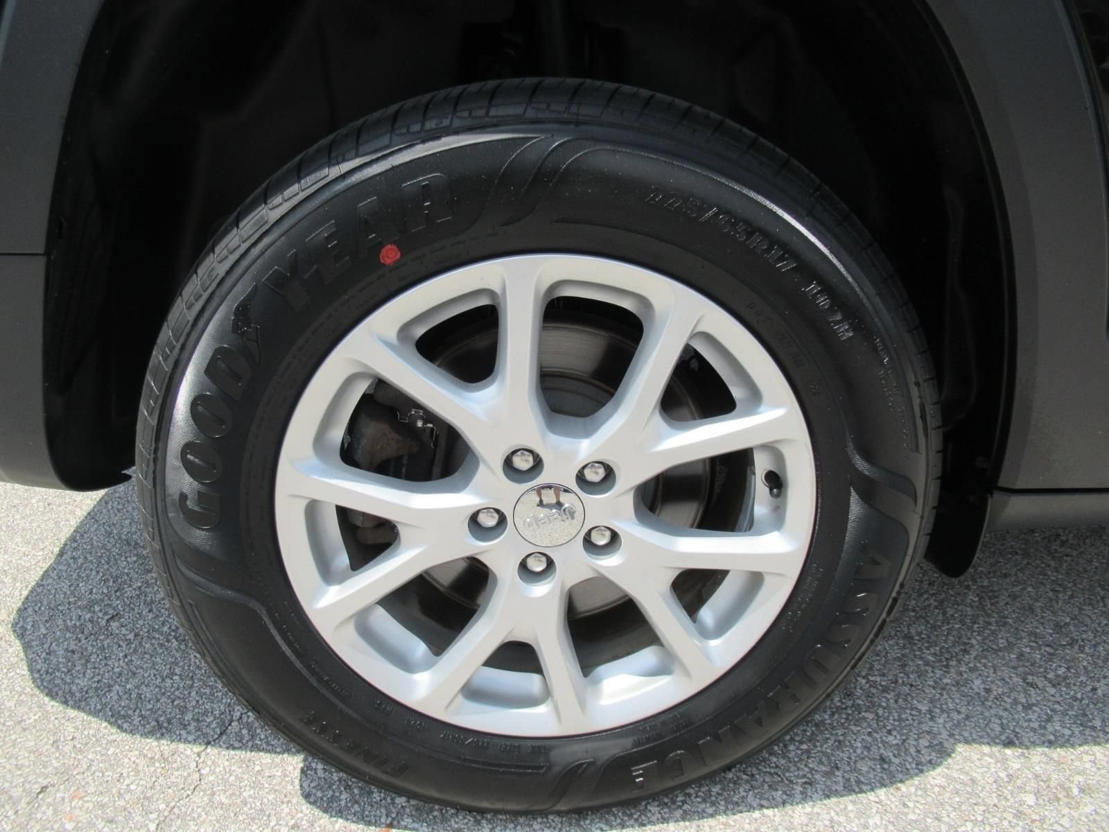 Used 2015 Jeep Cherokee Latitude w/ Cold Weather Group AWD/4WD image 8