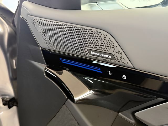 Used 2025 BMW 530i w/ Premium Package image 33