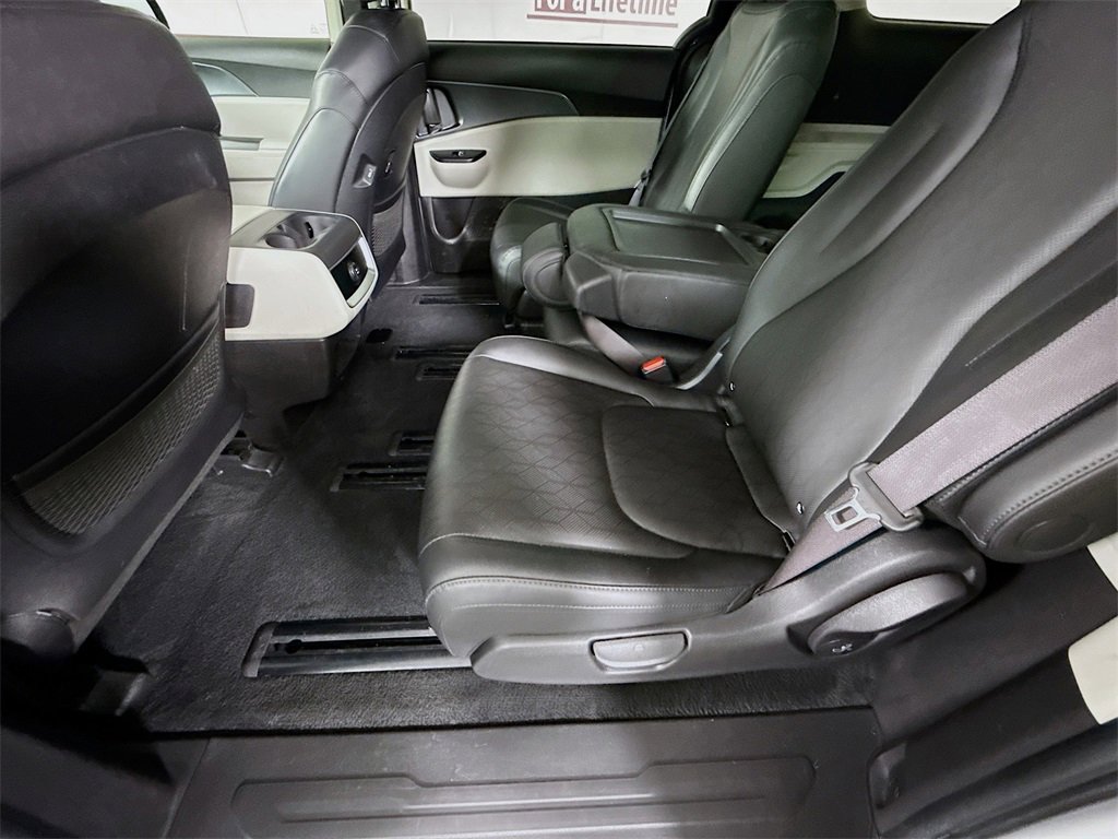 Used 2023 Kia Carnival LX image 27