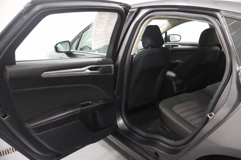 Used 2020 Ford Fusion SE image 12