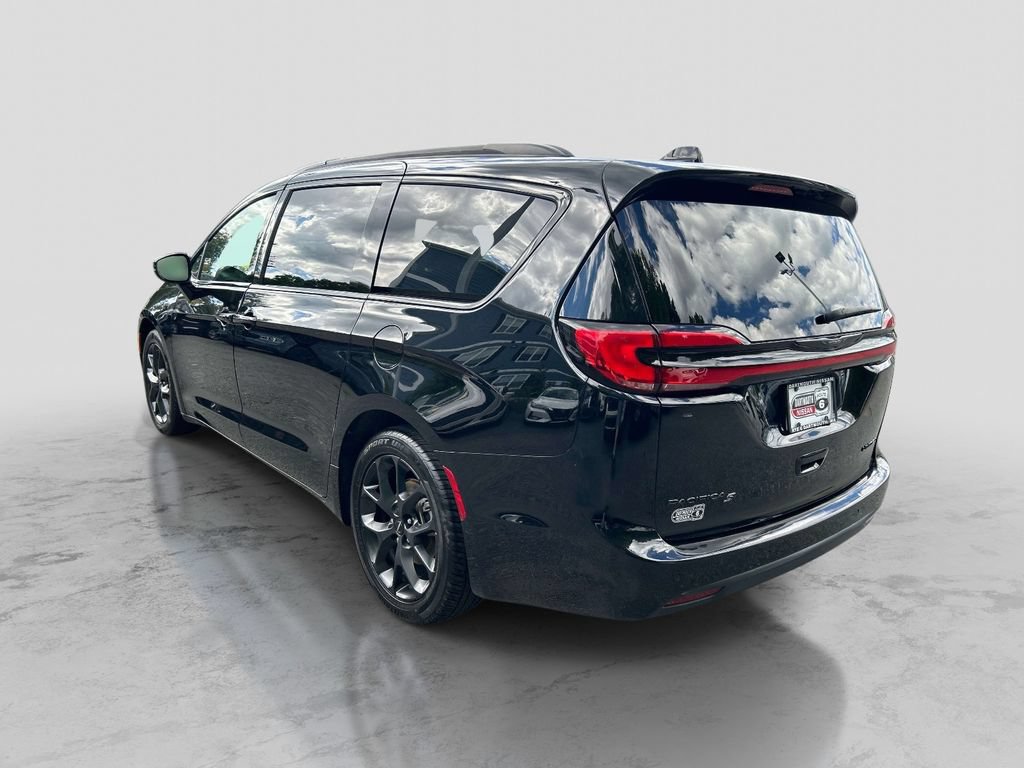 Used 2025 Chrysler Pacifica Limited FWD image 3