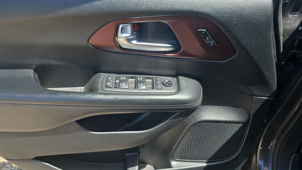 Used 2020 Chrysler Pacifica Limited FWD image 16