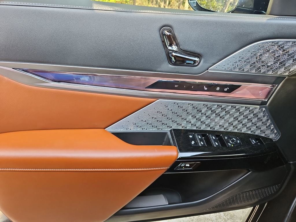 Used 2024 BMW 760i xDrive image 28