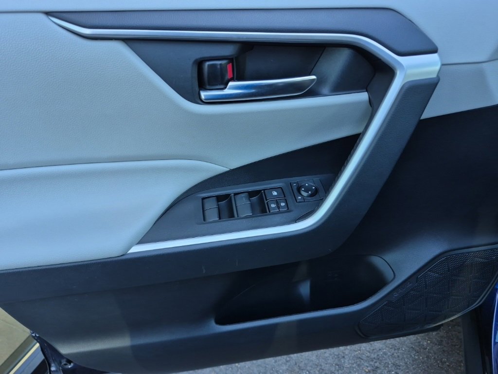 Used 2021 Toyota RAV4 XLE image 18