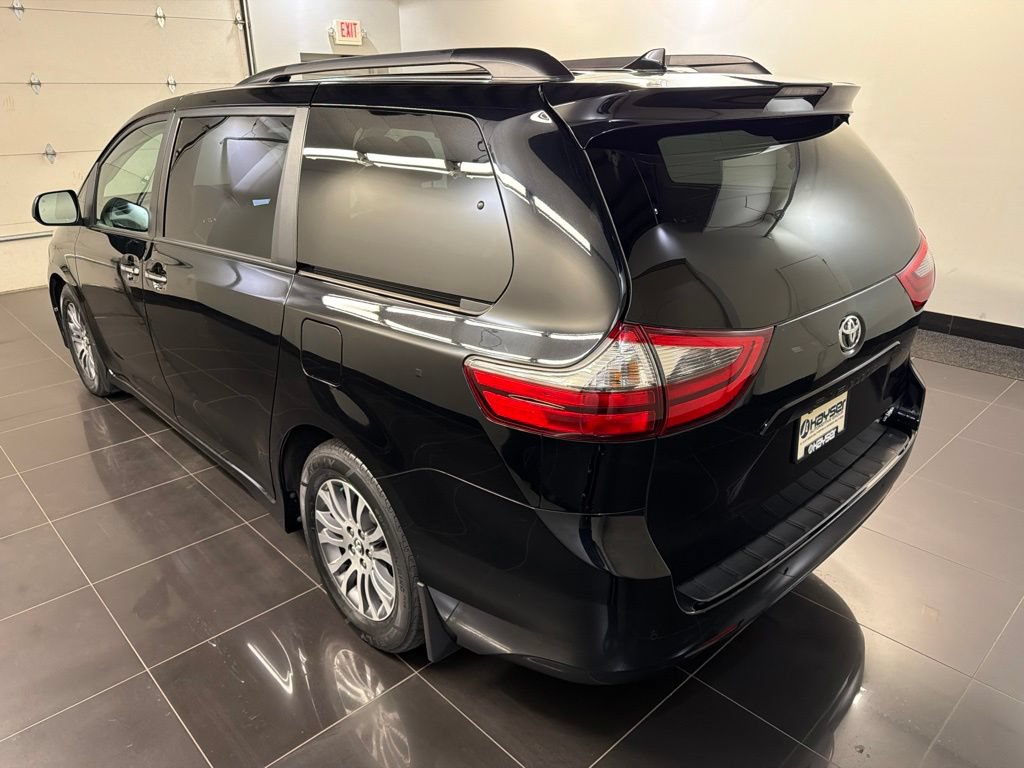 Used 2020 Toyota Sienna XLE Premium FWD image 4
