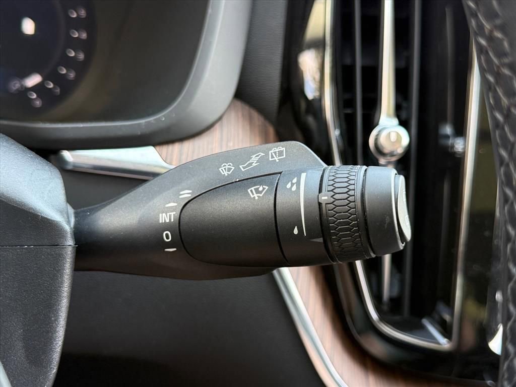 Used 2022 Volvo XC60 B5 Momentum image 22