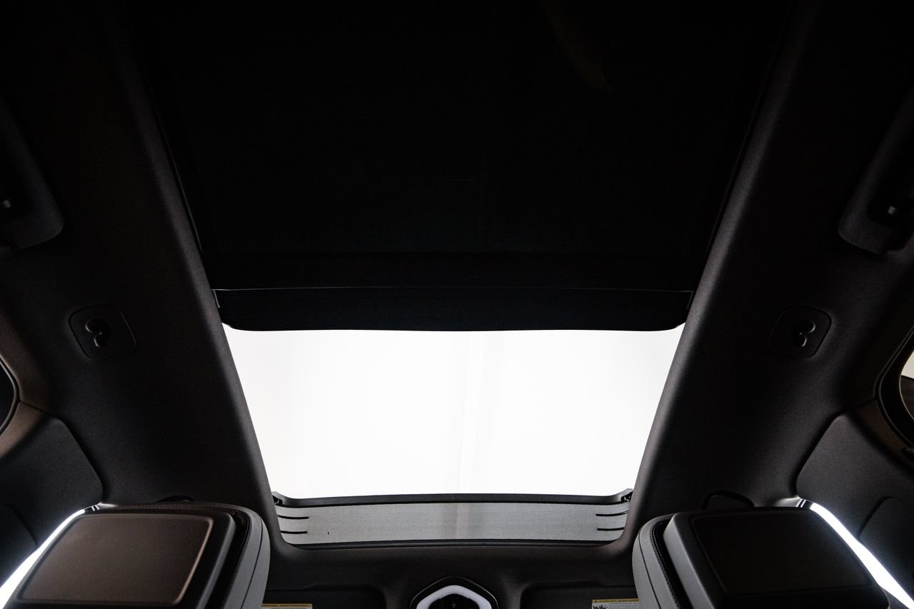 Certified 2024 Porsche Macan AWD/4WD image 30