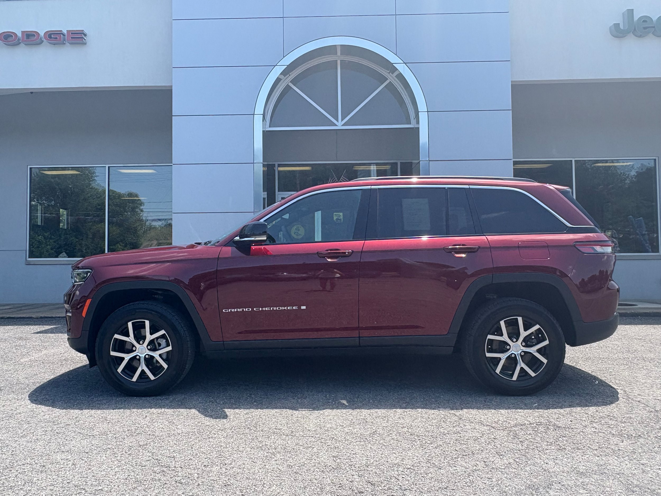 Certified 2024 Jeep Grand Cherokee Limited AWD/4WD image 2