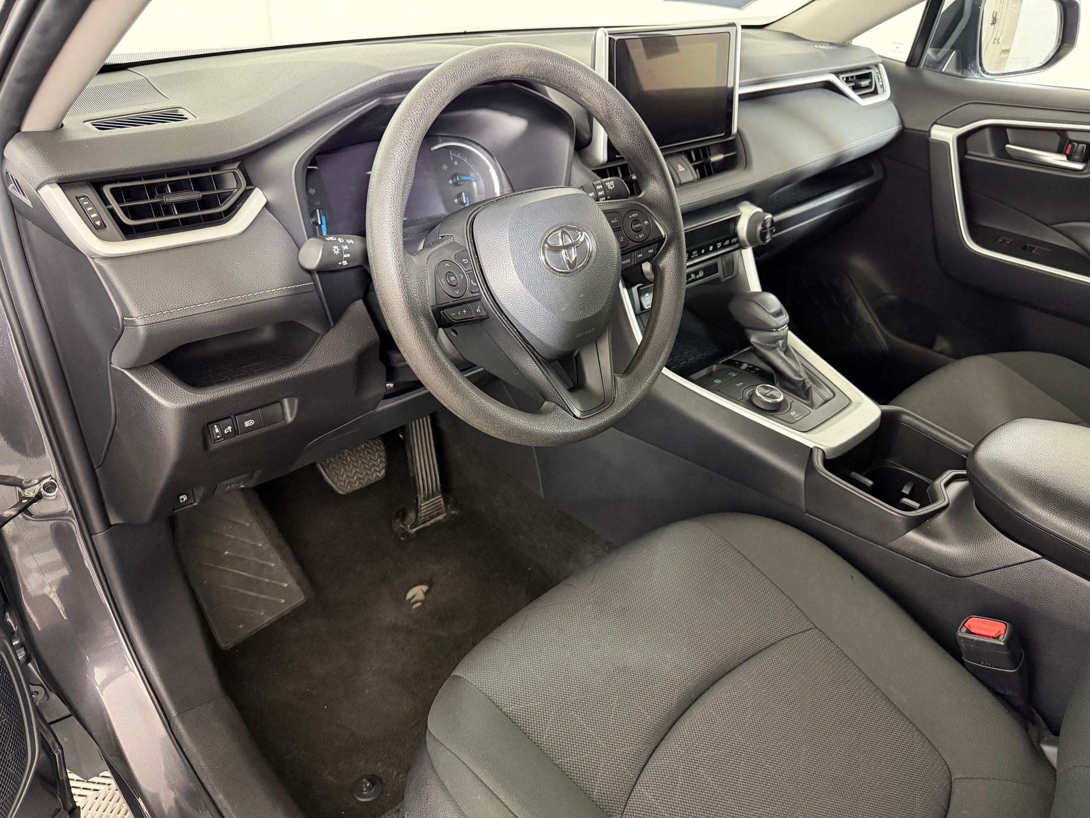 Used 2025 Toyota RAV4 XLE AWD/4WD image 3