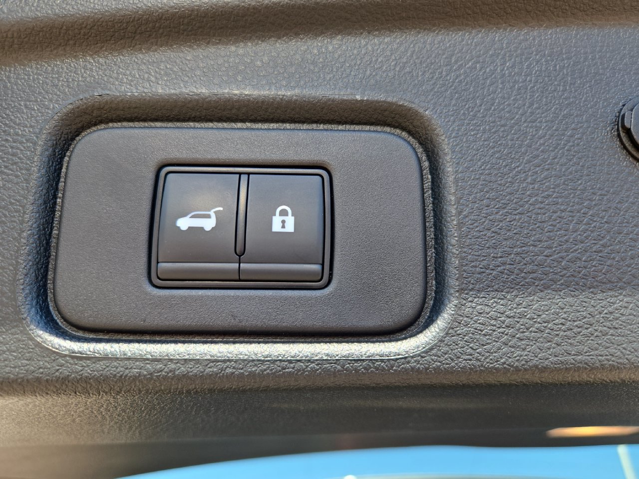 Used 2025 Nissan Pathfinder SV FWD image 13