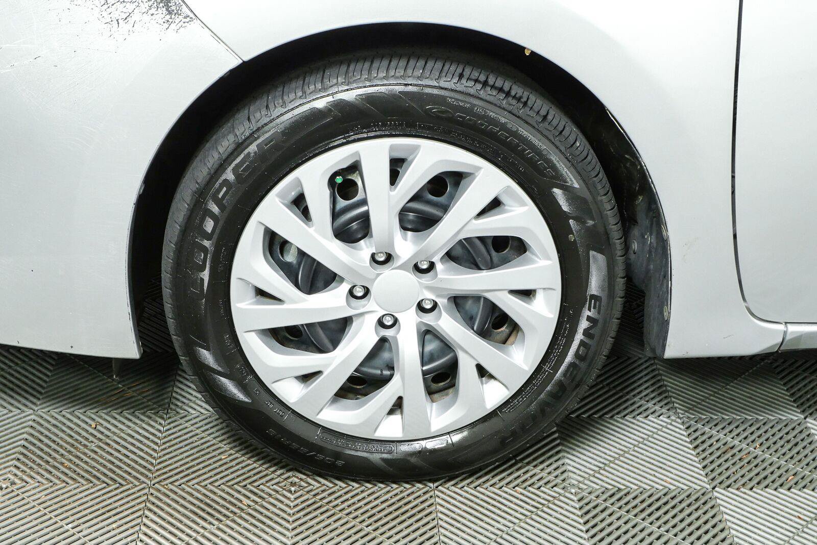 Used 2017 Toyota Corolla LE FWD image 33