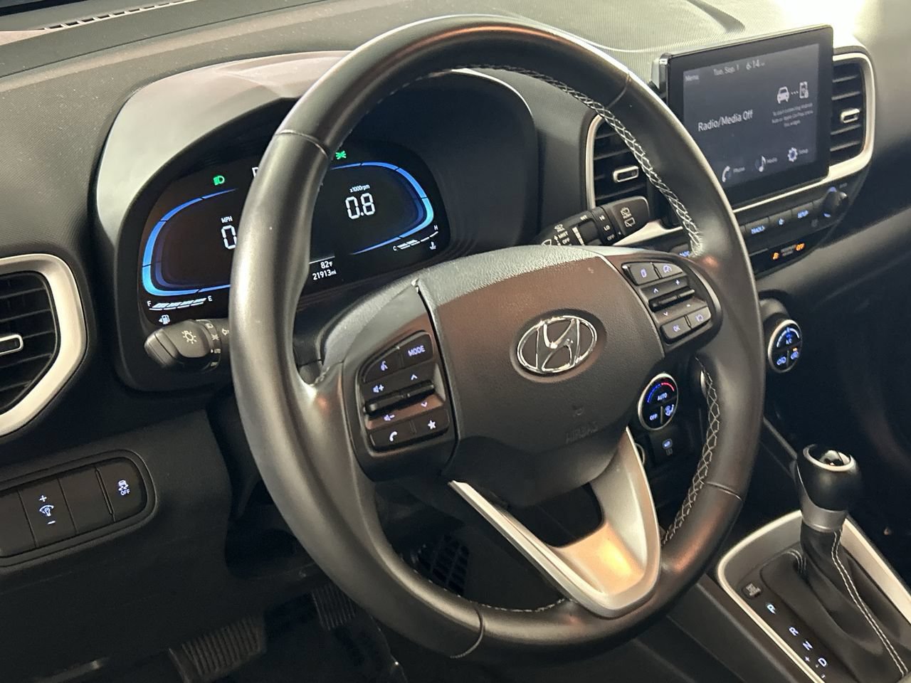 Used 2025 Hyundai Venue SEL FWD image 15