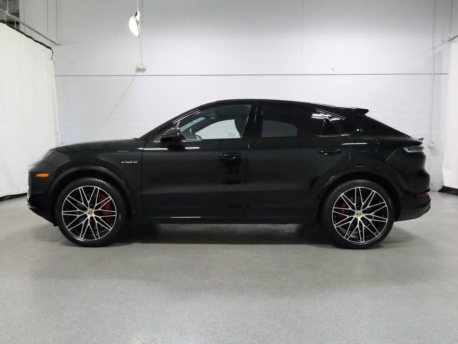 Certified 2024 Porsche Cayenne Turbo AWD/4WD image 2