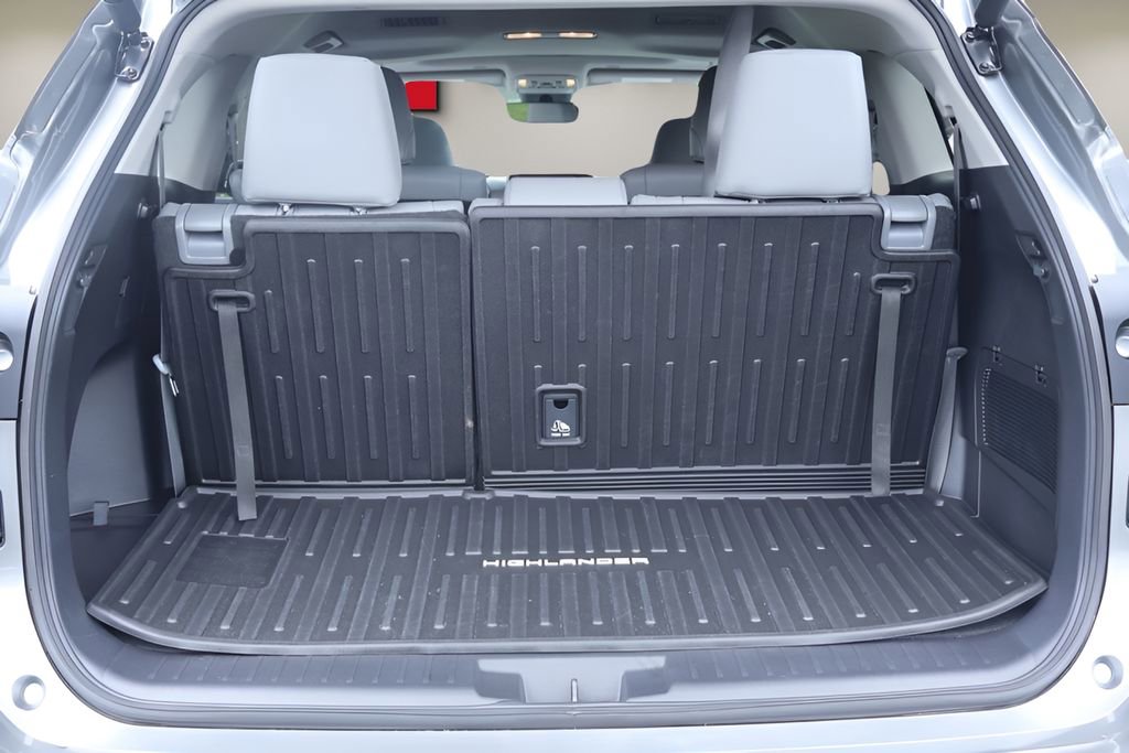 Certified 2025 Toyota Highlander XLE AWD/4WD image 16
