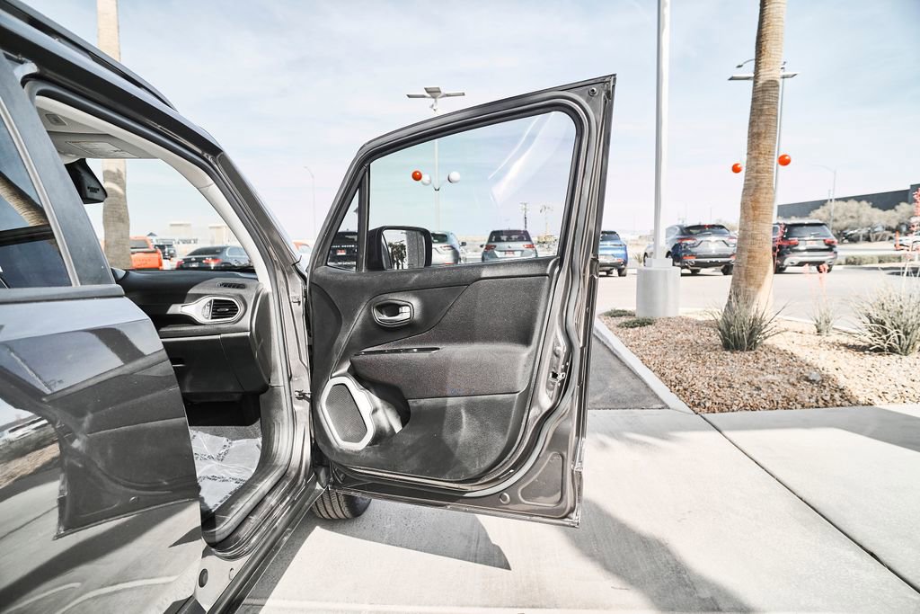 Used 2020 Jeep Renegade Latitude w/ UConnect 8.4 Nav Group AWD/4WD image 12